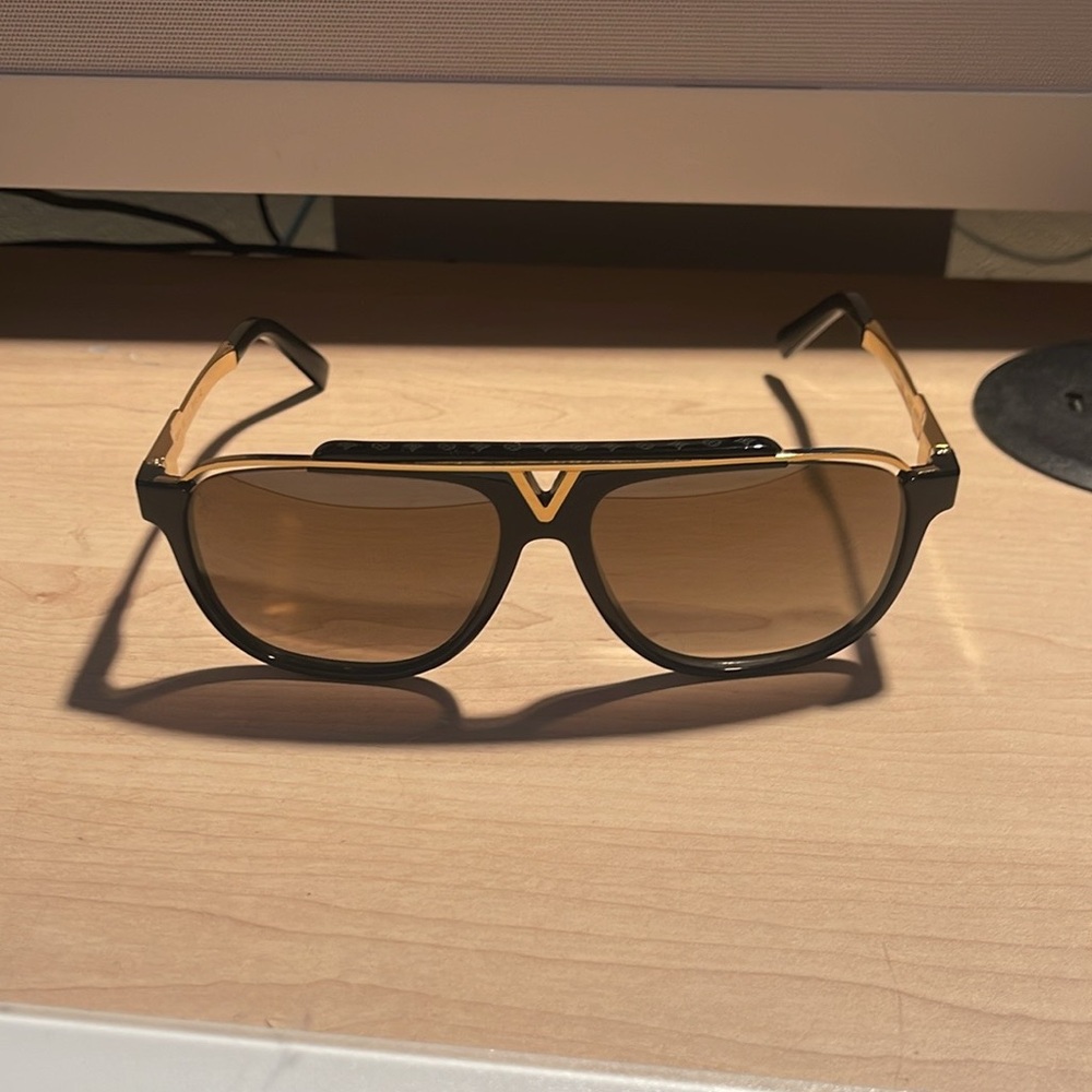 Louis Vuitton ultra pristine "MASCOT" sunglasses in black frame